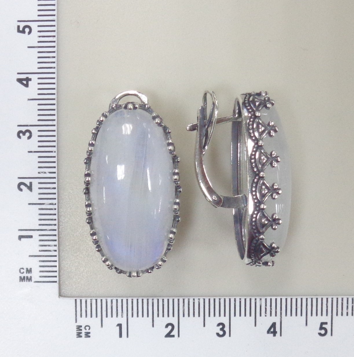 Серебряные серьги с лунными камнями